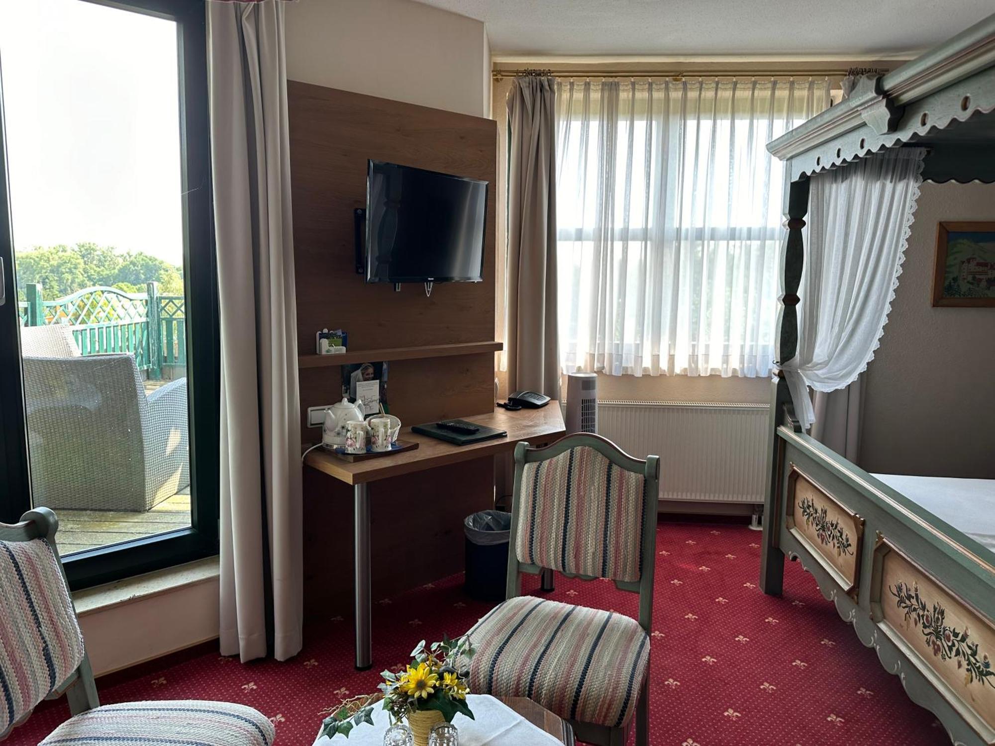 Hotel Burgenblick 3*