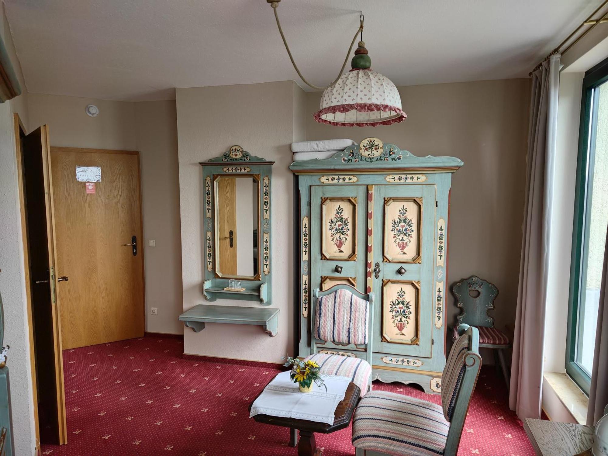 Hotel Burgenblick 3*