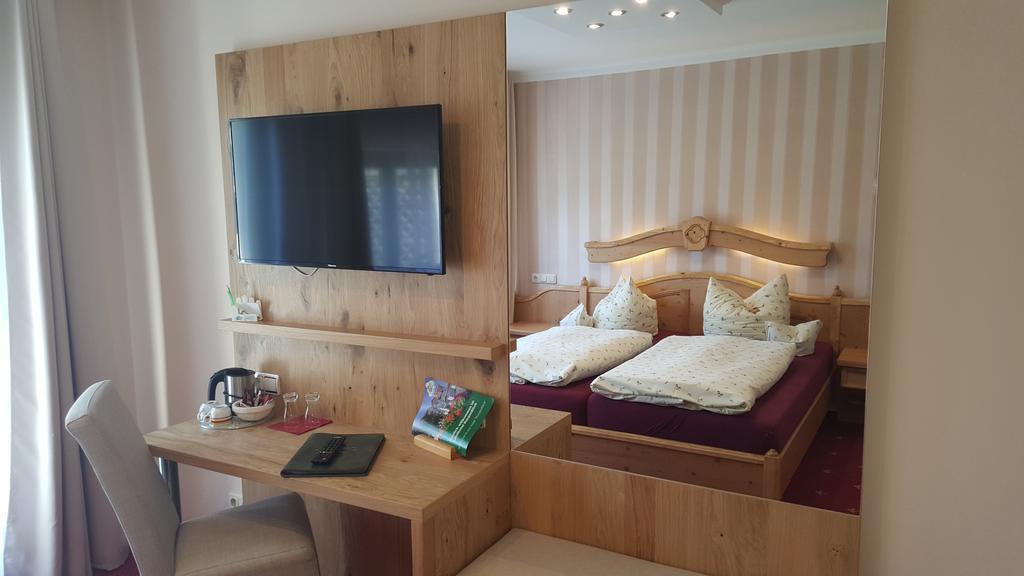 Hotel Burgenblick 3*